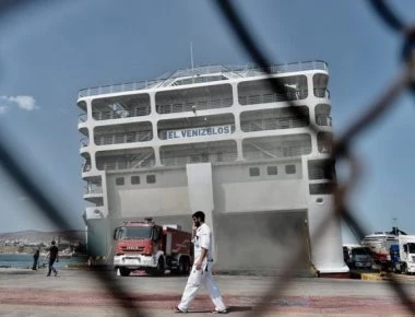 «Ελ.Βενιζέλος»: Τέταρτη μέρα μάχης με τις φλόγες μέσα στα γκαράζ του πλοίου